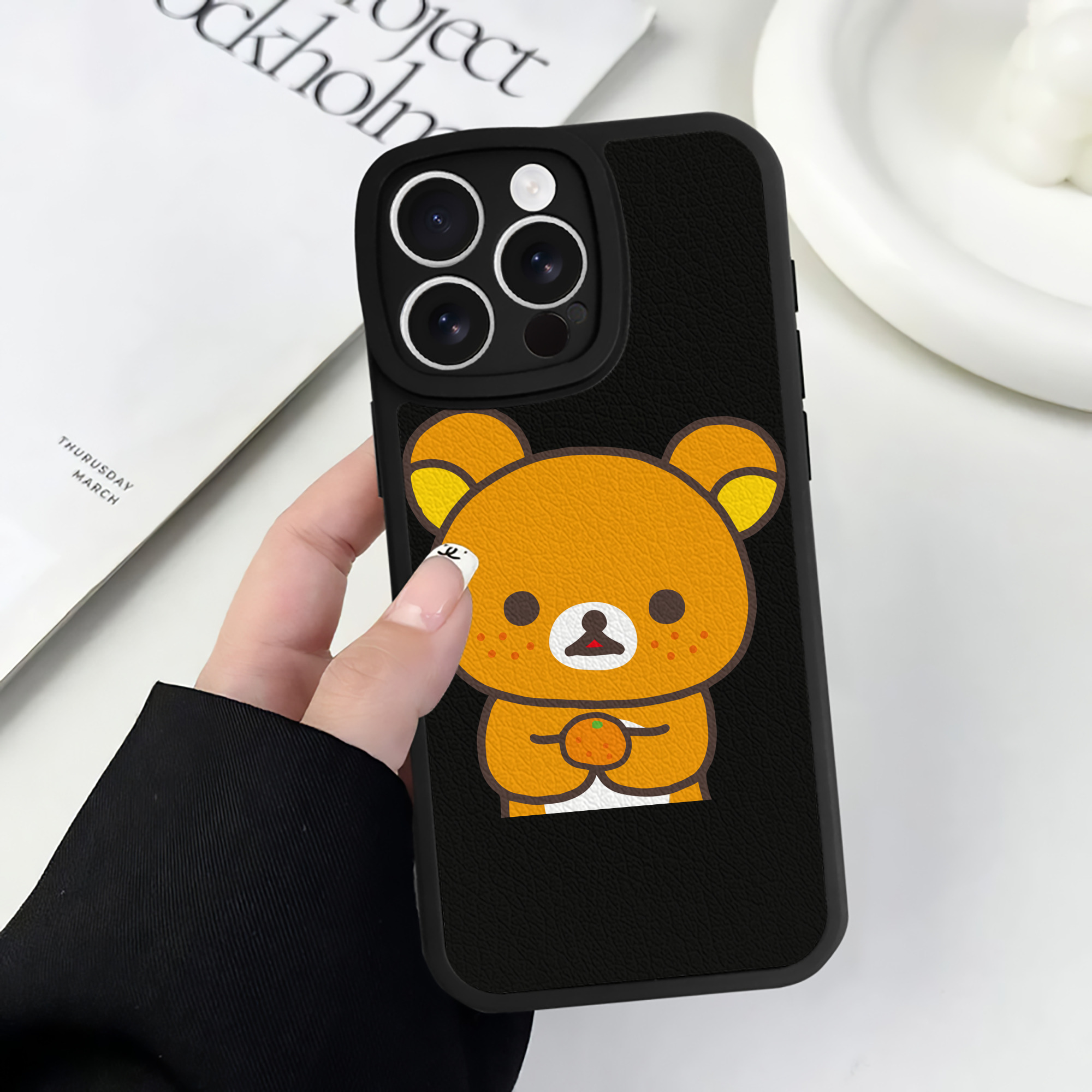 （画像用） リラックマ リラックマ キイロイトリ Rilakkuma Korilakkuma Kiiroitori 【iPhone 16シリーズ対応】シリコンスマホケース（レザー調） 材質：シリコン